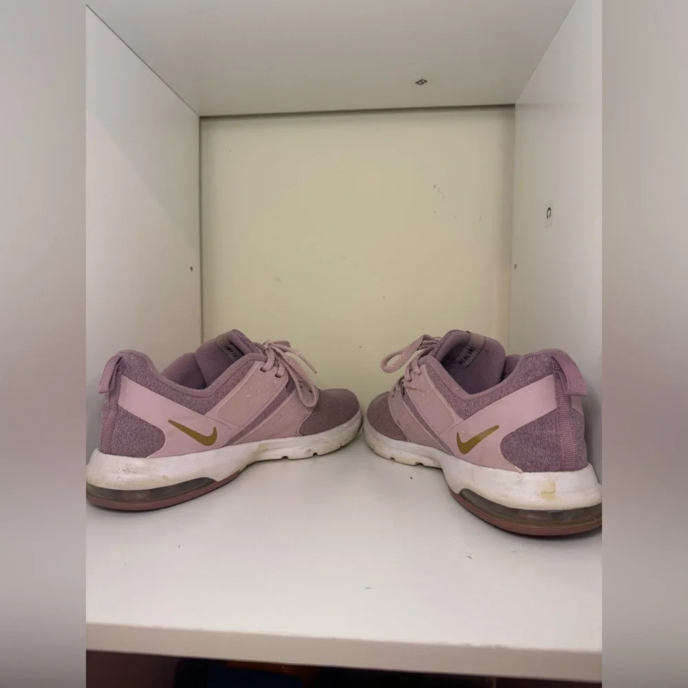Nike Womens Air Bela TR Running Shoe Pink purple with Gold Swoosh size 8 - Picture 5 of 7